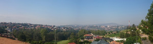 Panorama mit Nyarutarama (links) und Kacyiru (rechts)