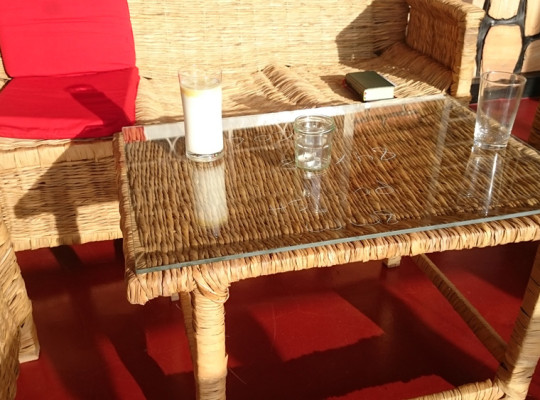 Tisch mit Glasscheibe