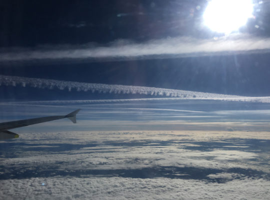 Reger Flugverkehr über den Wolken
